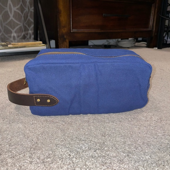 Men’s Essential Travel Toiletry Bag - Picture 2 of 8